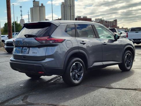 Used 2024 Nissan Rogue SV AWD/4WD image 2