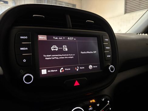 Used 2025 Kia Soul LX w/ LX Technology Package FWD image 20