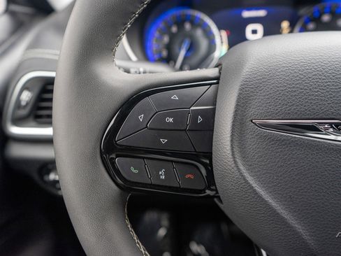 Used 2025 Chrysler Pacifica Limited FWD image 25