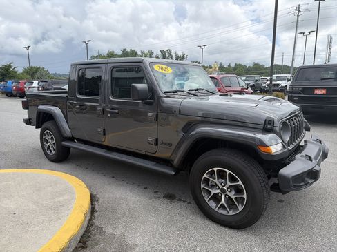 Used 2025 Jeep Gladiator Sport AWD/4WD image 6