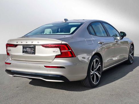 Used 2024 Volvo S60 B5 Plus image 3