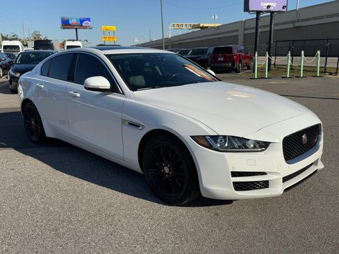 Used 2018 Jaguar XE Premium image 2