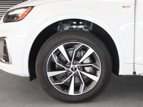 Certified 2023 Audi Q5 2.0T Premium w/ Convenience Package image 4