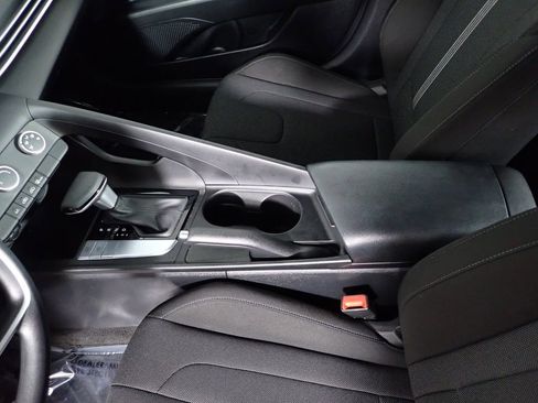 Used 2024 Hyundai Elantra SE FWD image 32
