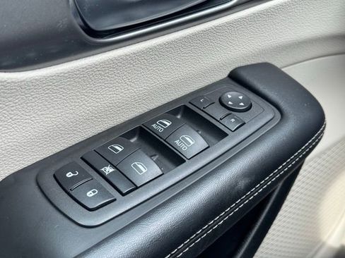 Used 2022 Chrysler Pacifica Touring-L image 31