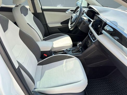 Used 2025 Volkswagen Taos SE image 30