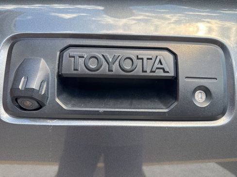 Used 2016 Toyota Tacoma TRD Sport w/ Towing Package AWD/4WD image 16