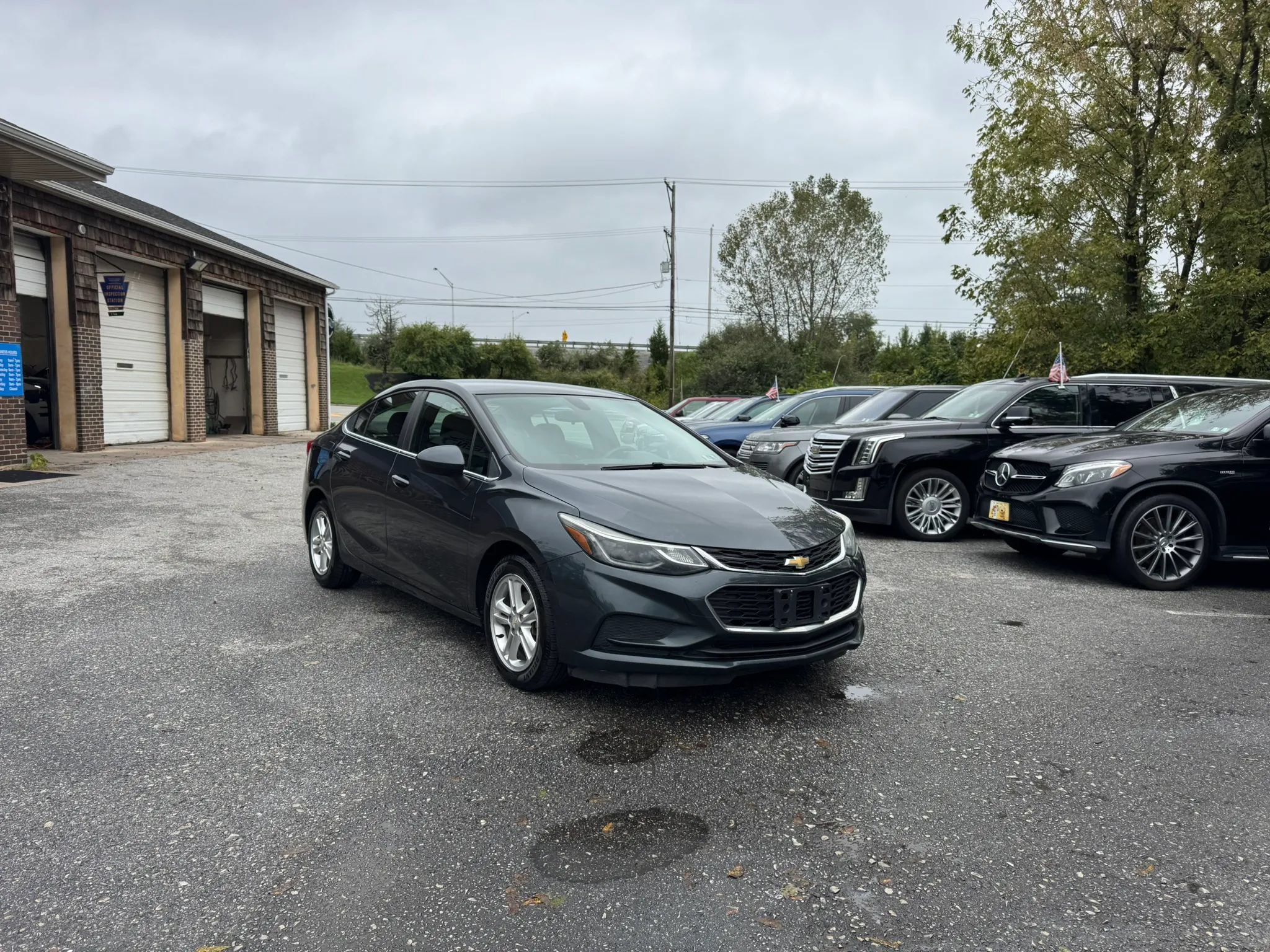 Used 2017 Chevrolet Cruze LT w/ Convenience Package FWD image 3