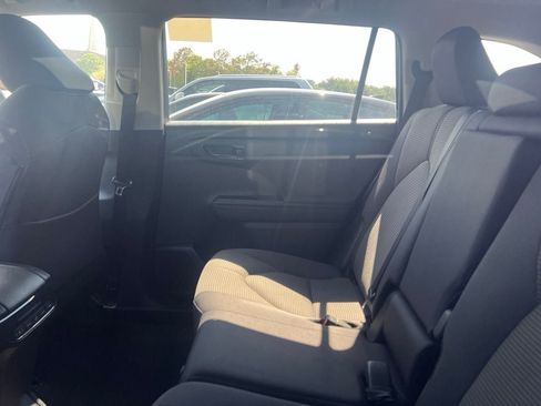 Used 2024 Toyota Highlander LE FWD image 9
