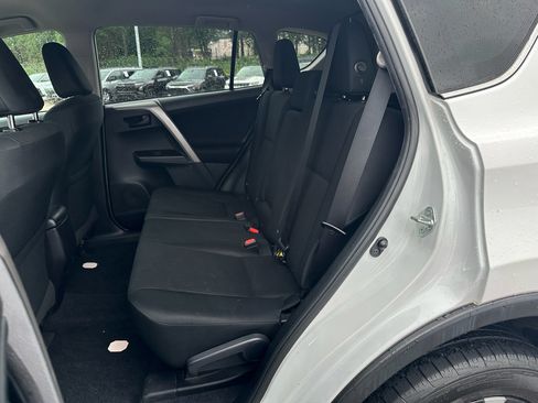 Used 2018 Toyota RAV4 LE FWD image 9