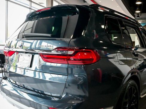 Used 2022 BMW X7 xDrive40i w/ Premium Package image 11