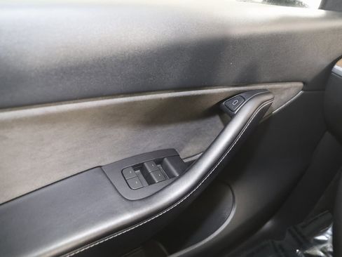 Used 2022 Tesla Model Y Long Range image 27