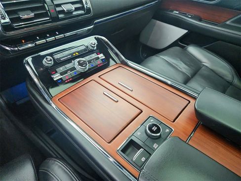 Used 2021 Lincoln Navigator Reserve image 16