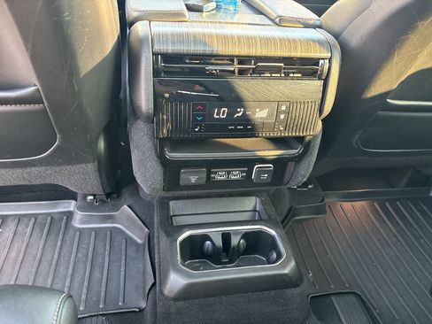 Used 2023 Jeep Wagoneer L Series III w/ Premium Group I AWD/4WD image 30
