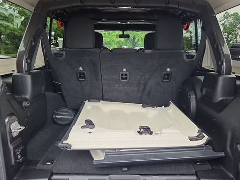 Used 2020 Jeep Wrangler Unlimited Sahara AWD/4WD image 16