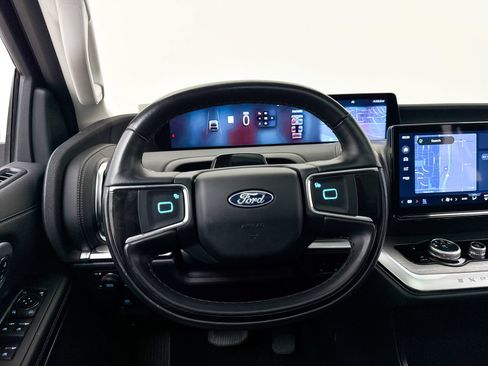 Used 2025 Ford Expedition Platinum AWD/4WD image 4