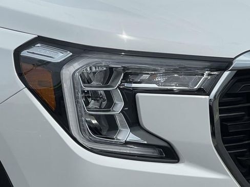 Used 2023 GMC Terrain SLE w/ Driver Convenience Package image 8