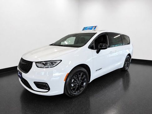 New 2025 Chrysler Pacifica Select w/ Fav Edition Package FWD image 31