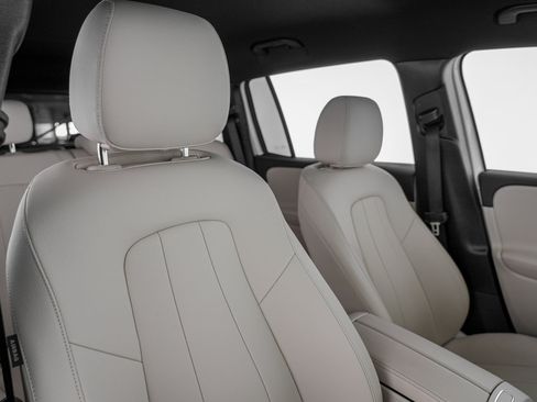 Used 2025 Mercedes-Benz GLB 250 4MATIC image 29