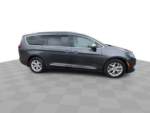 Used 2019 Chrysler Pacifica Limited w/ Advanced Safetytec Group FWD image 3