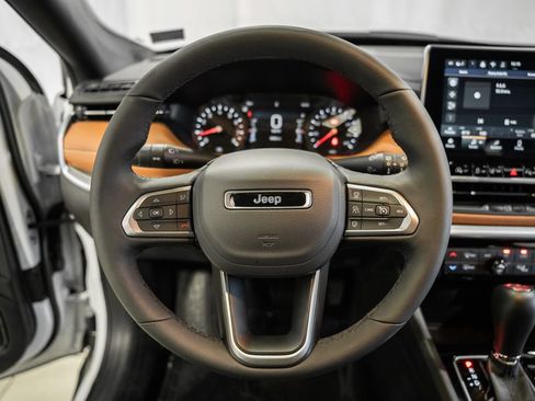 Certified 2025 Jeep Compass Limited AWD/4WD image 30