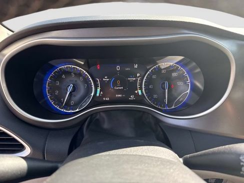 Used 2023 Chrysler Pacifica Touring-L FWD image 23