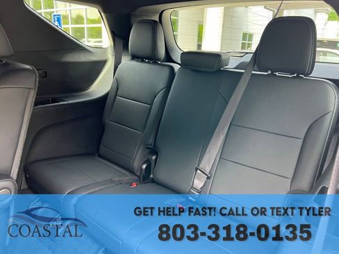 Used 2025 Chevrolet Traverse LT FWD image 21