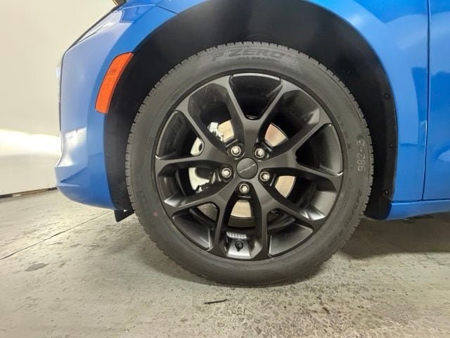 New 2027 Chrysler Pacifica Select FWD image 11