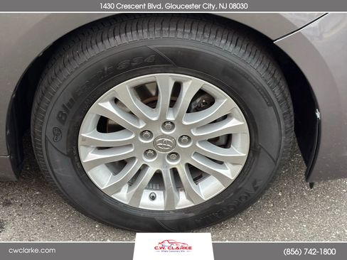 Used 2015 Toyota Sienna XLE image 30