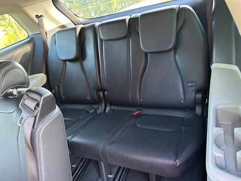 Used 2024 Kia Carnival LX FWD image 14