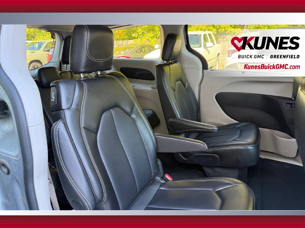 Used 2024 Chrysler Pacifica Touring-L FWD image 41