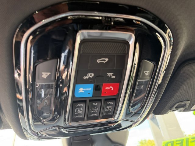 Used 2023 Jeep Grand Cherokee Summit w/ Adv Protech Group IV AWD/4WD image 25