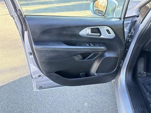 Used 2020 Chrysler Pacifica Touring-L w/ Advanced Safetytec Group image 13