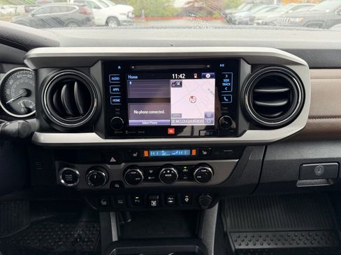 Used 2019 Toyota Tacoma Limited image 21