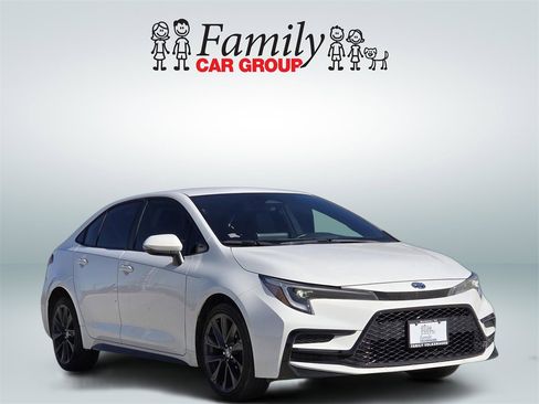 Used 2024 Toyota Corolla SE image 2