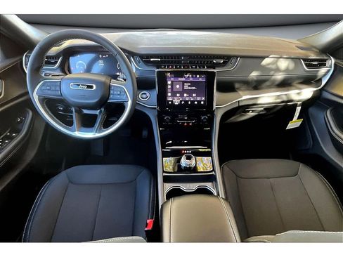 New 2025 Jeep Grand Cherokee L Laredo image 6