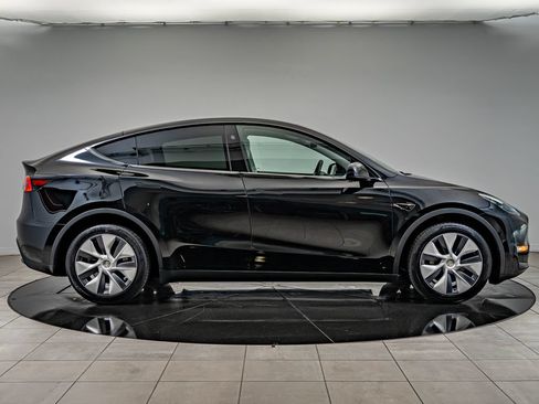 Used 2024 Tesla Model Y Long Range AWD/4WD image 4