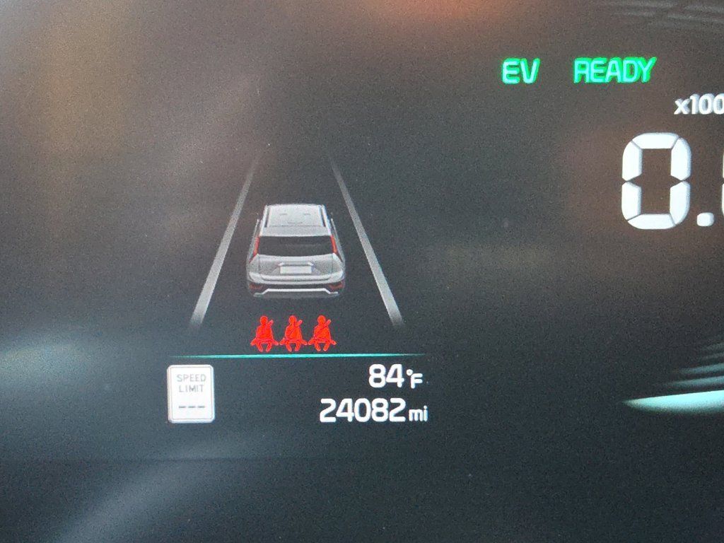 Used 2025 Kia Niro LX FWD image 2