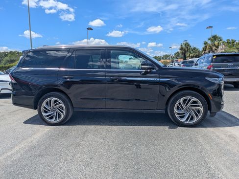 Used 2025 Lincoln Navigator Reserve AWD/4WD image 3