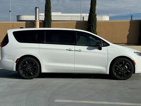 New 2026 Chrysler Pacifica Select image 3