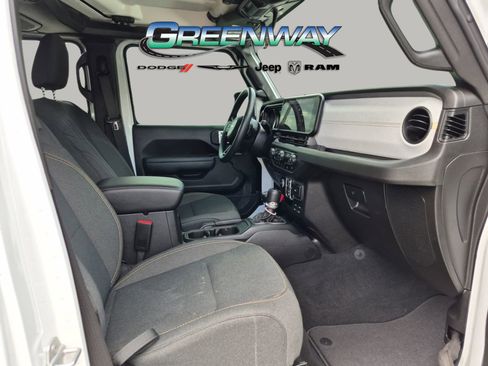 Used 2025 Jeep Gladiator Sport AWD/4WD image 23