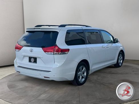 Used 2014 Toyota Sienna LE image 7