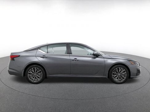 Used 2025 Nissan Altima 2.5 SV FWD image 14