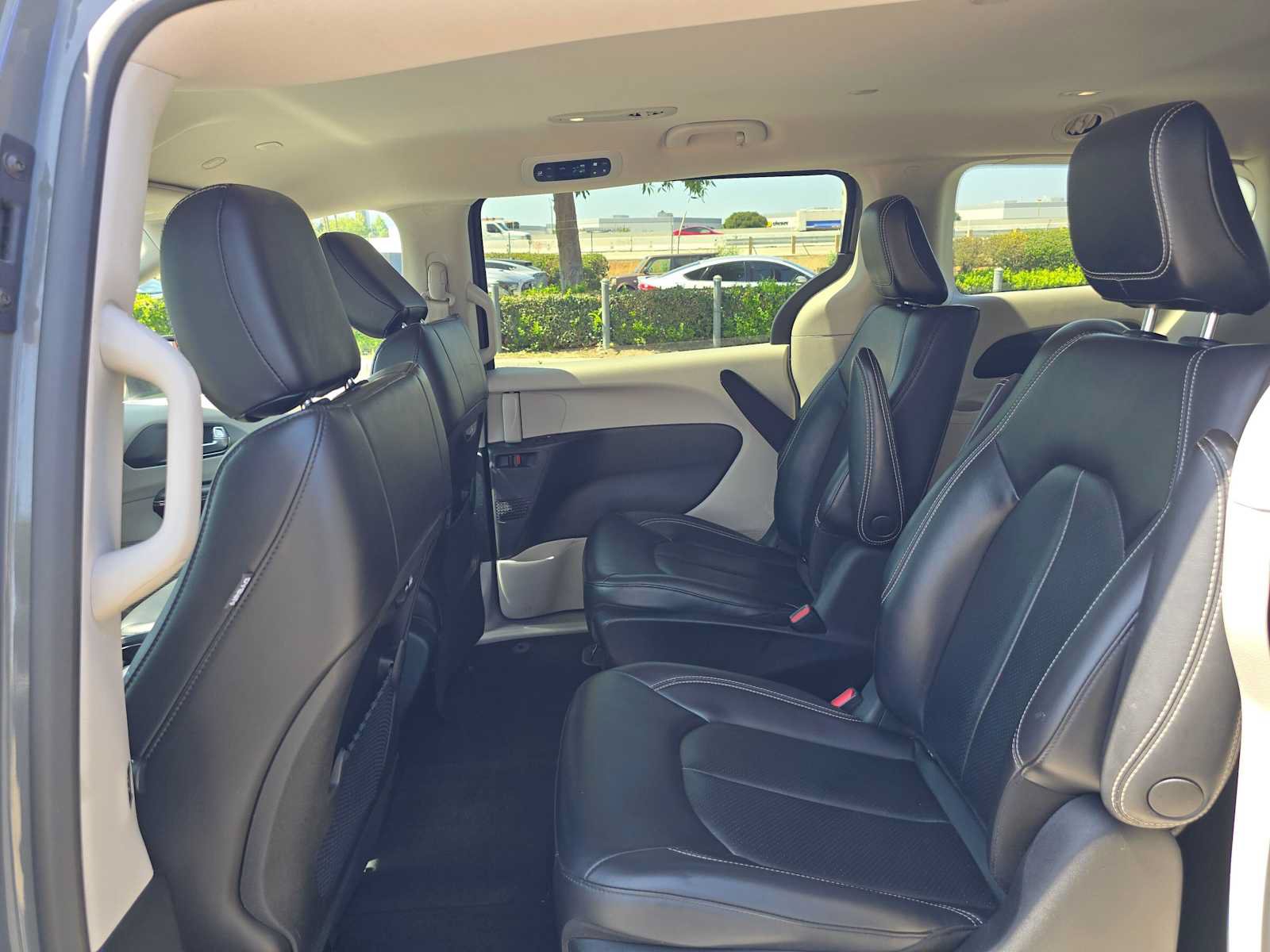 Used 2023 Chrysler Pacifica Touring-L FWD image 18