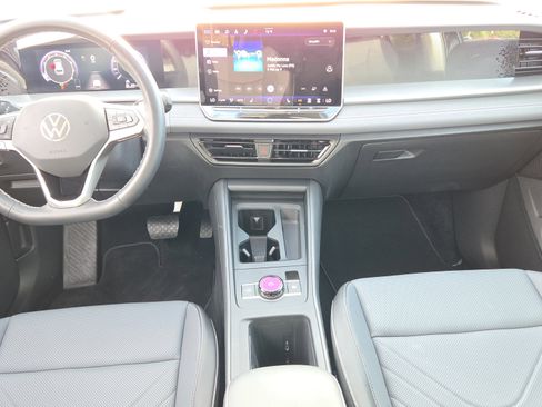 Used 2025 Volkswagen Tiguan SE FWD image 13