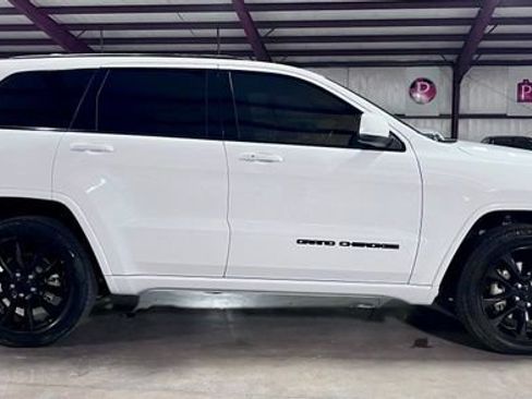 Used 2021 Jeep Grand Cherokee Laredo X AWD/4WD image 2