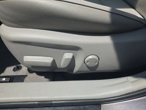 Used 2017 Toyota Camry XLE FWD image 11