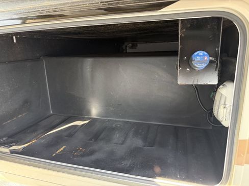 Used 2016 Ford F550 2WD Regular Cab Super Duty image 11