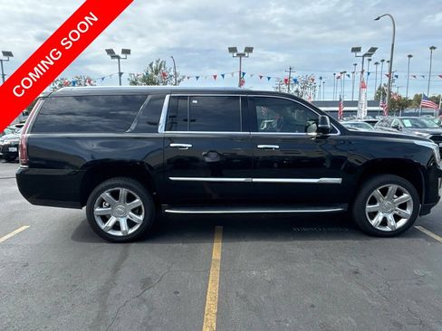 Used 2020 Cadillac Escalade ESV Luxury RWD image 2