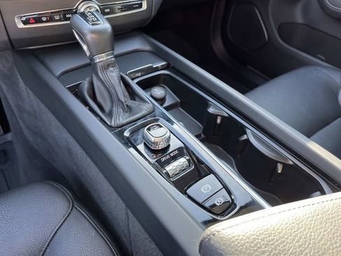 Used 2020 Volvo XC60 T5 Momentum image 32